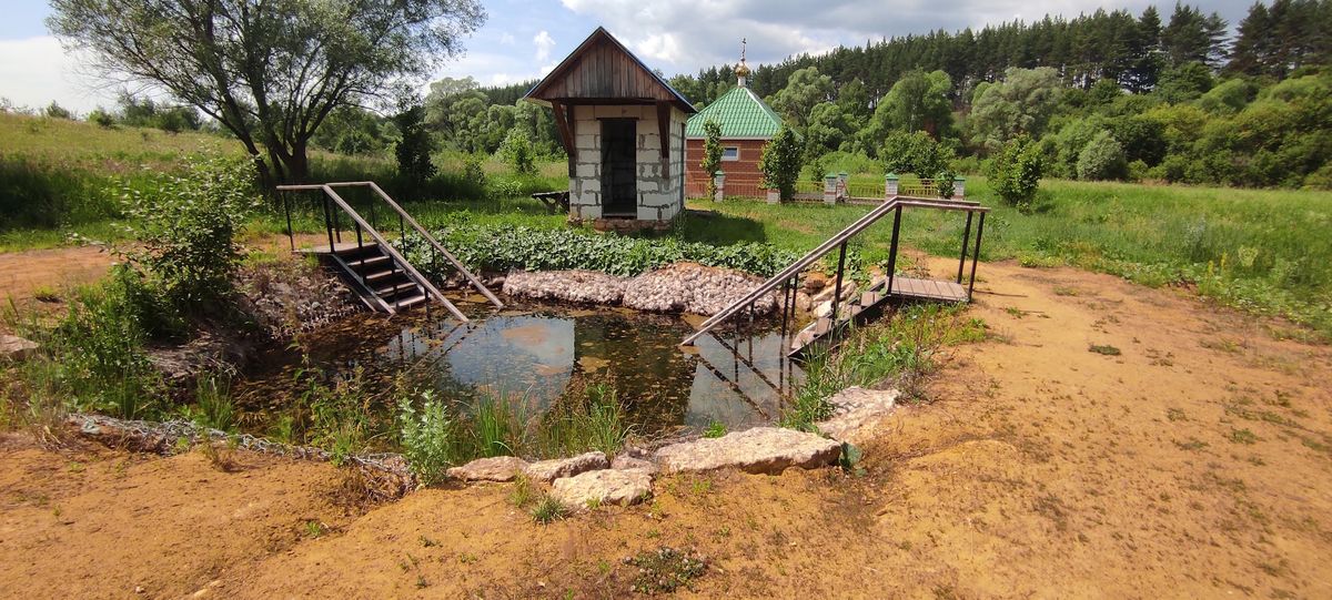 Родник Зеленый колодец, святой источник преподобного Силуана Афонского у села Шовское и деревни Зуево